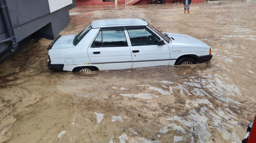 Sağanak bastırdı, araçlar suda sürüklendi - Resim: 13