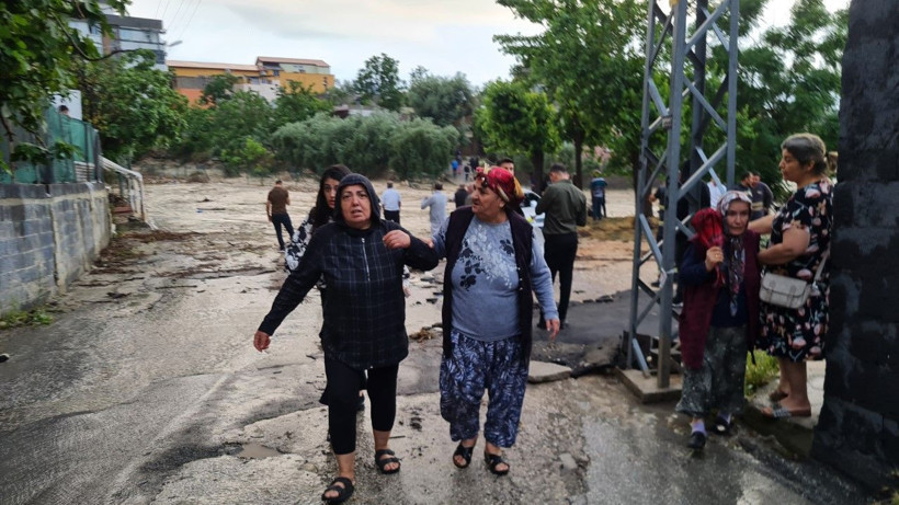 Sağanak bastırdı, araçlar suda sürüklendi - Resim: 14