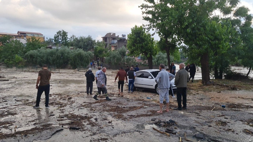 Sağanak bastırdı, araçlar suda sürüklendi - Resim: 15