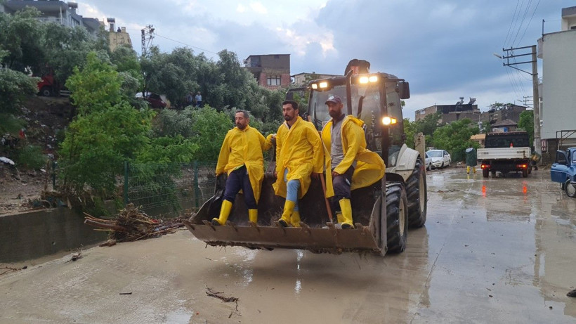 Sağanak bastırdı, araçlar suda sürüklendi - Resim: 16