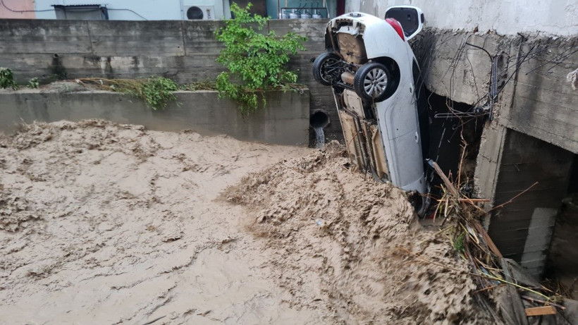 Sağanak bastırdı, araçlar suda sürüklendi - Resim: 17