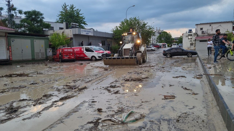 Sağanak bastırdı, araçlar suda sürüklendi - Resim: 18