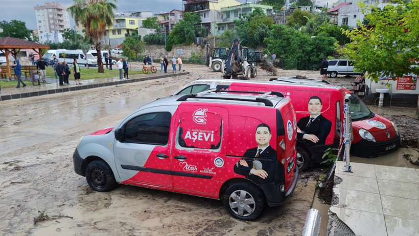 Sağanak bastırdı, araçlar suda sürüklendi - Resim: 19