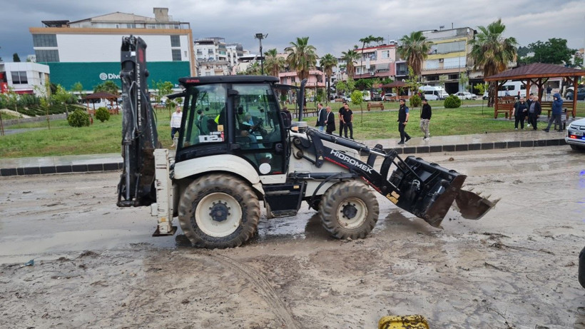 Sağanak bastırdı, araçlar suda sürüklendi - Resim: 20