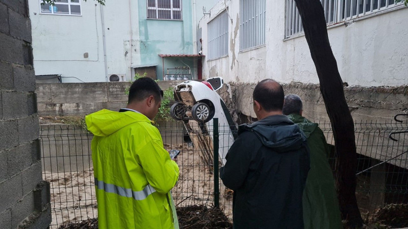 Sağanak bastırdı, araçlar suda sürüklendi - Resim: 21
