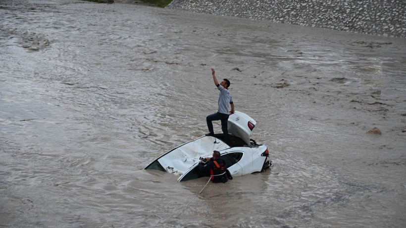Sağanak bastırdı, araçlar suda sürüklendi - Resim: 22