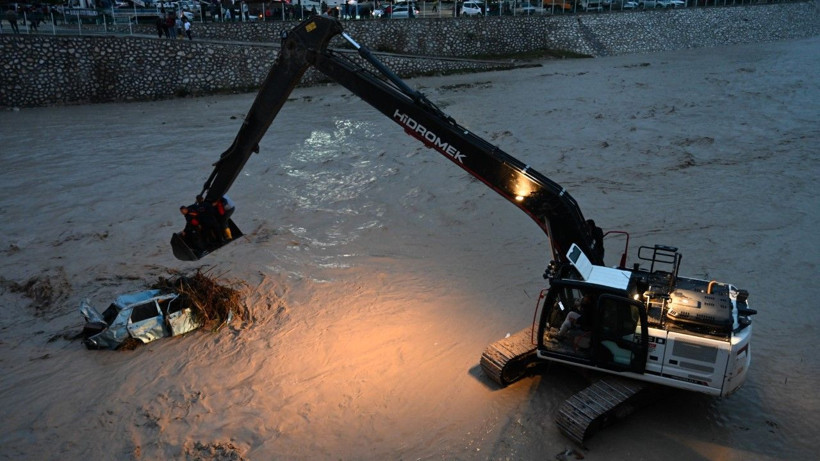 Sağanak bastırdı, araçlar suda sürüklendi - Resim: 23