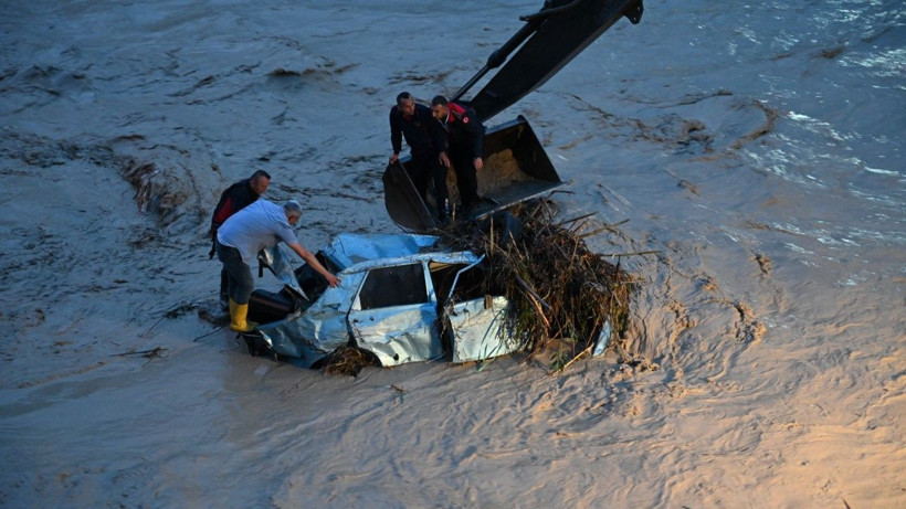 Sağanak bastırdı, araçlar suda sürüklendi - Resim: 24