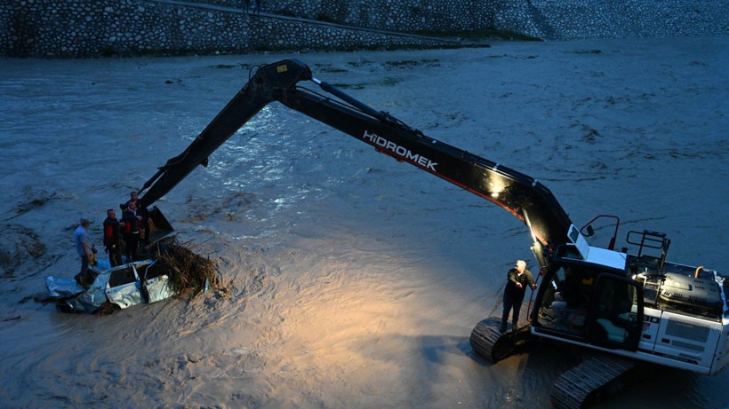 Sağanak bastırdı, araçlar suda sürüklendi - Resim: 25