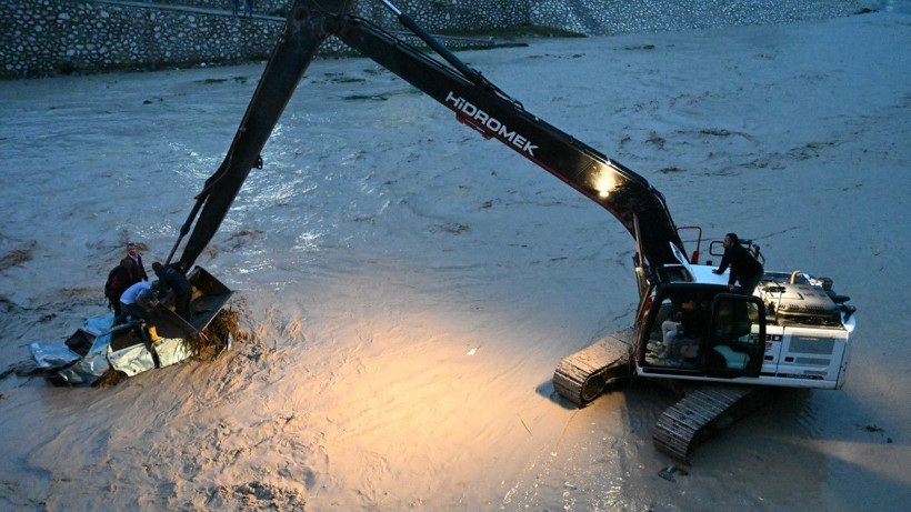 Sağanak bastırdı, araçlar suda sürüklendi - Resim: 26