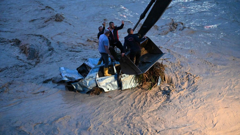 Sağanak bastırdı, araçlar suda sürüklendi - Resim: 27