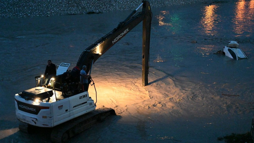 Sağanak bastırdı, araçlar suda sürüklendi - Resim: 29