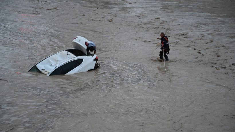 Sağanak bastırdı, araçlar suda sürüklendi - Resim: 30