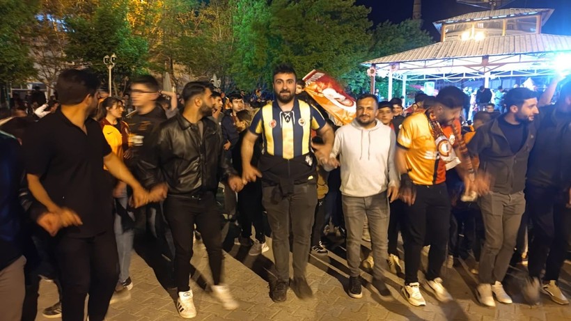 Türkiye sarı kırmızıya boyandı: Sokaklara döküldüler - Resim: 23