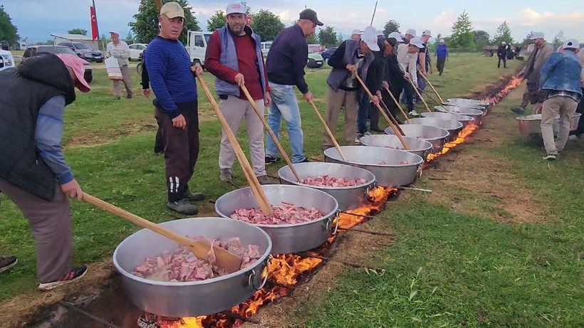 80 yıllık gelenek için akın ettiler: Uzun kuyruklar oluştu - Resim: 1
