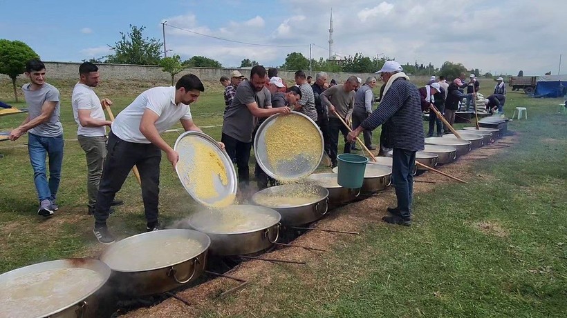 80 yıllık gelenek için akın ettiler: Uzun kuyruklar oluştu - Resim: 2