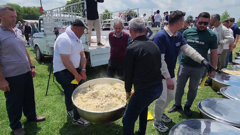 80 yıllık gelenek için akın ettiler: Uzun kuyruklar oluştu - Resim: 7