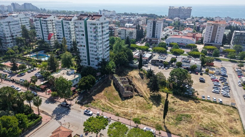 Lüks binalar arasında sıkışan binlerce yıllık Roma hamamı kaderine terk edildi - Resim: 6
