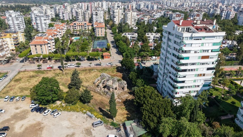 Lüks binalar arasında sıkışan binlerce yıllık Roma hamamı kaderine terk edildi - Resim: 5