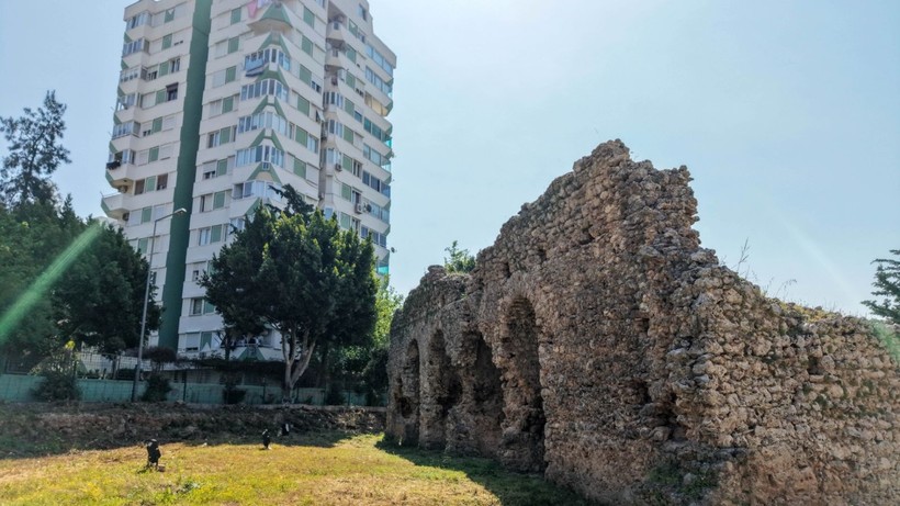 Lüks binalar arasında sıkışan binlerce yıllık Roma hamamı kaderine terk edildi - Resim: 1
