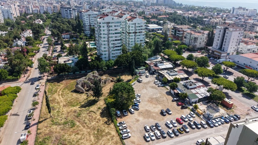 Lüks binalar arasında sıkışan binlerce yıllık Roma hamamı kaderine terk edildi - Resim: 3
