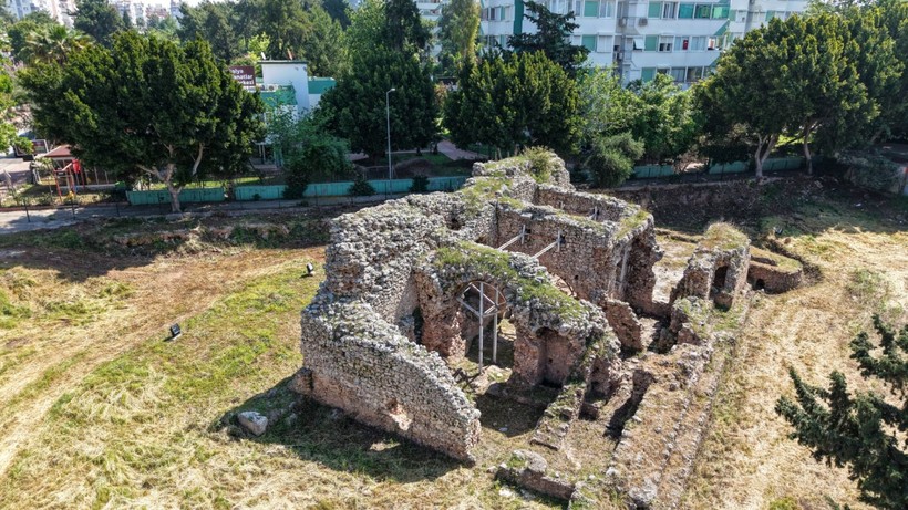 Lüks binalar arasında sıkışan binlerce yıllık Roma hamamı kaderine terk edildi - Resim: 2