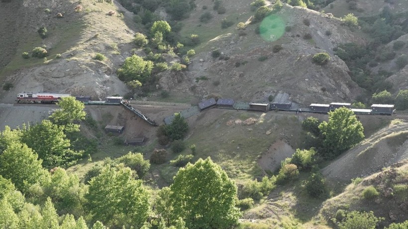 Tren şarampole devrildi - Resim: 3