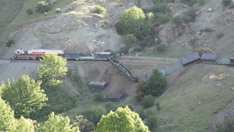Tren şarampole devrildi - Resim: 4