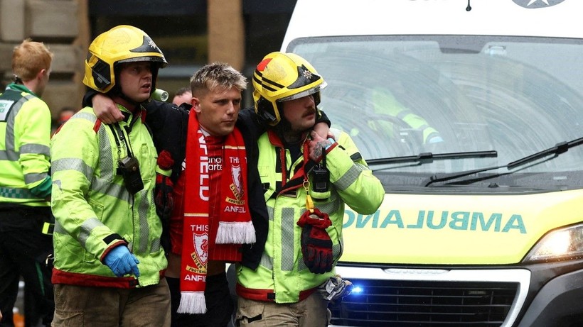 Liverpool kutlamalarında araç kalabalığa daldı: Yaralılar var - Resim: 5