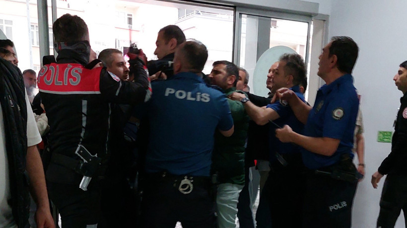 Berberde kardeş kurşunu! Ensesinden vurdu - Resim : 3