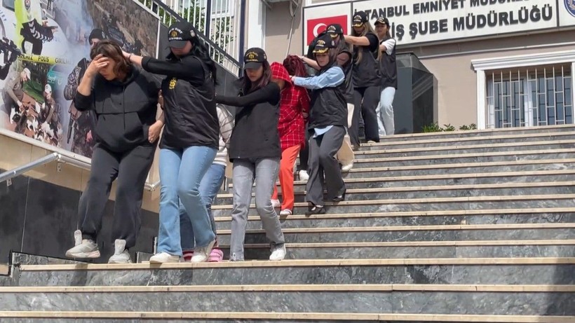 İstanbul'da fuhuş çetesi çökertildi - Resim: 6