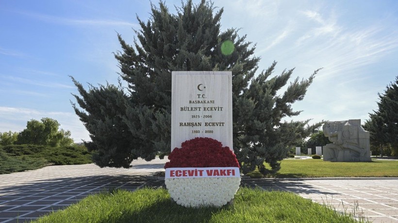 Bülent Ecevit, mezarı başında anıldı - Resim: 5