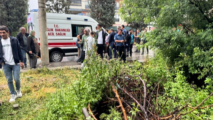 Sağanak vurdu, ev çöktü: Yaralılar var - Resim: 1