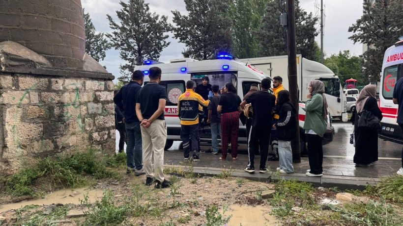 Sağanak vurdu, ev çöktü: Yaralılar var - Resim: 2