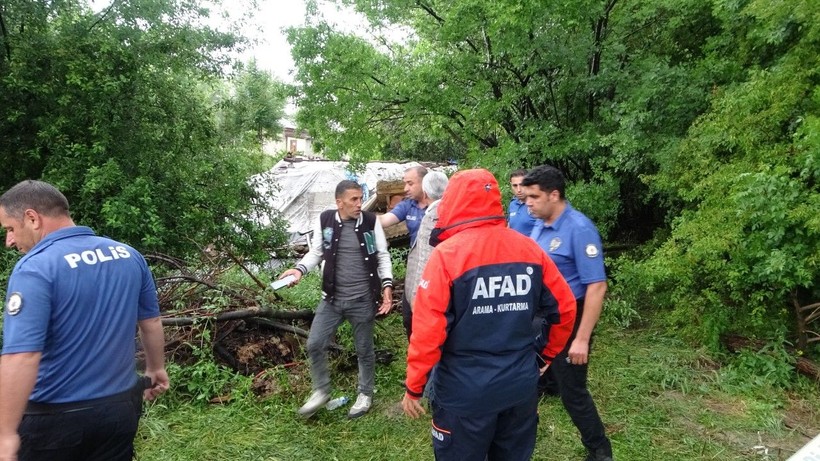 Sağanak vurdu, ev çöktü: Yaralılar var - Resim: 4