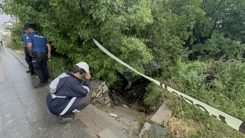 Sağanak vurdu, ev çöktü: Yaralılar var - Resim: 8