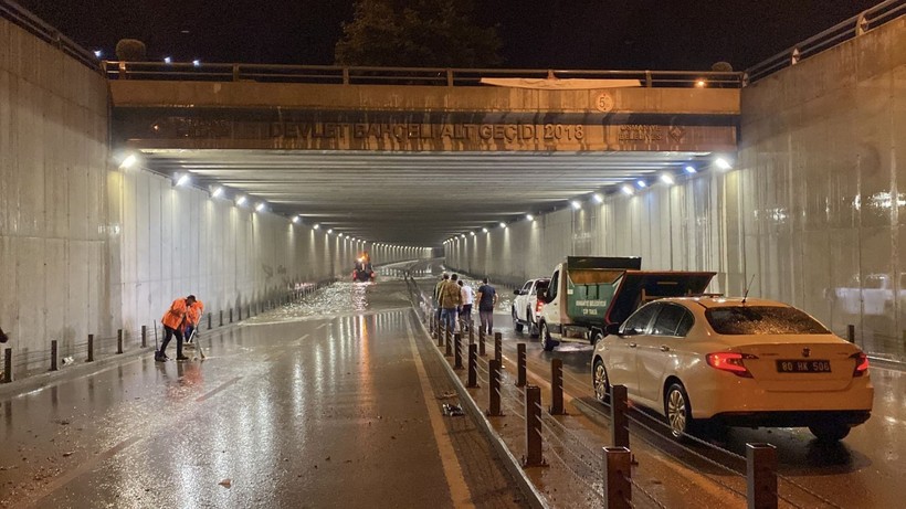 Sağanak hayatı felç etti: Alt geçitler göle döndü, ev ve iş yerlerini su bastı - Resim: 1