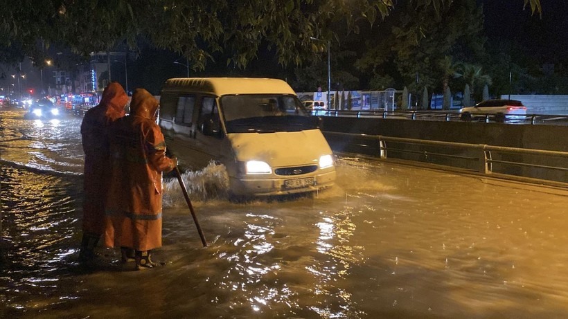 Sağanak hayatı felç etti: Alt geçitler göle döndü, ev ve iş yerlerini su bastı - Resim: 4
