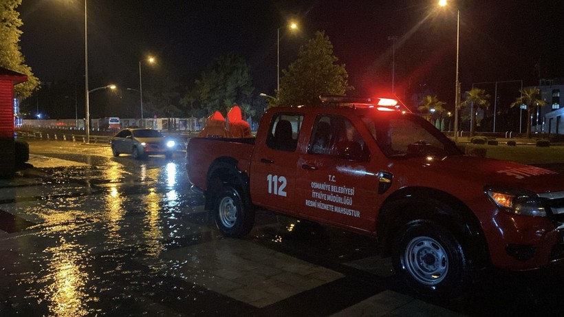 Sağanak hayatı felç etti: Alt geçitler göle döndü, ev ve iş yerlerini su bastı - Resim: 5