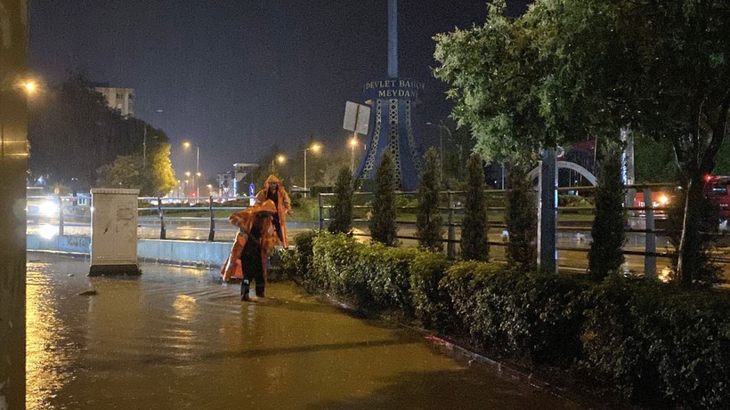 Sağanak hayatı felç etti: Alt geçitler göle döndü, ev ve iş yerlerini su bastı - Resim: 6