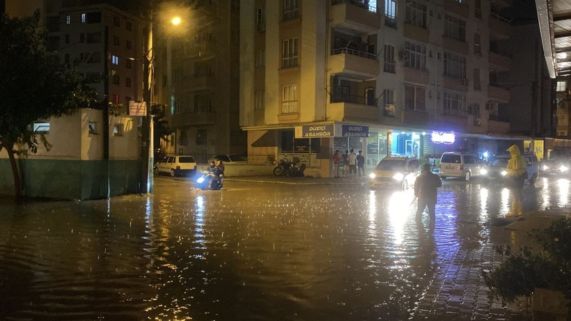 Sağanak hayatı felç etti: Alt geçitler göle döndü, ev ve iş yerlerini su bastı - Resim: 7