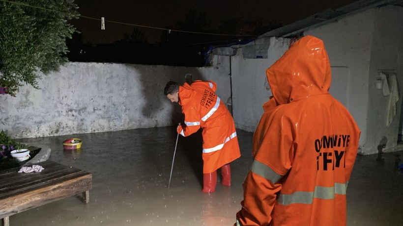 Sağanak hayatı felç etti: Alt geçitler göle döndü, ev ve iş yerlerini su bastı - Resim: 8