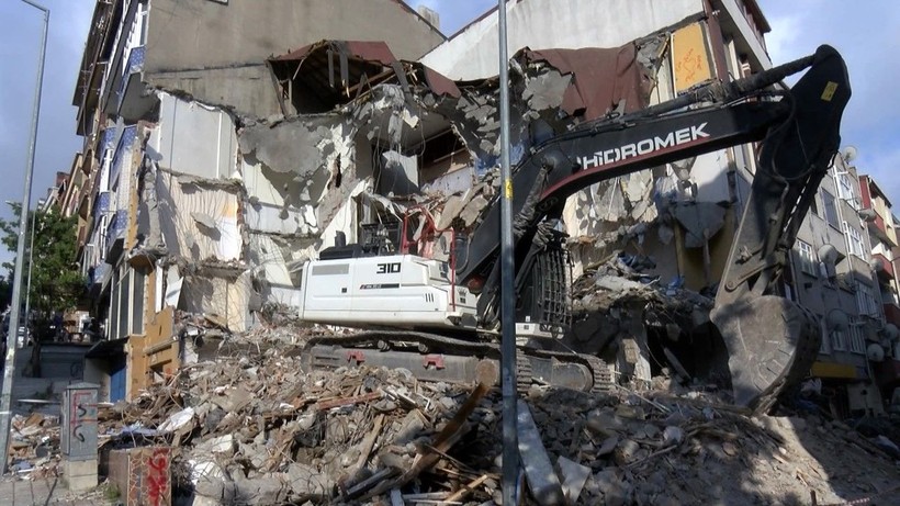Sultangazi'de kontrollü yıkım sırasında bitişikteki bina hasar gördü - Resim: 4