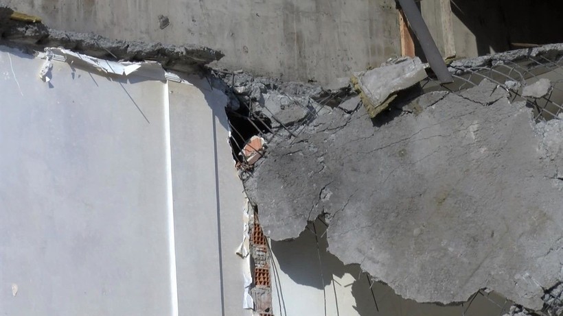 Sultangazi'de kontrollü yıkım sırasında bitişikteki bina hasar gördü - Resim: 5