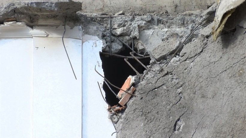 Sultangazi'de kontrollü yıkım sırasında bitişikteki bina hasar gördü - Resim: 7