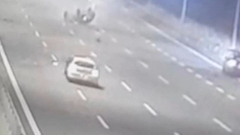 Feci kaza! 9 yaşındaki çocuk taklalar atan otomobilden yola savruldu - Resim: 3