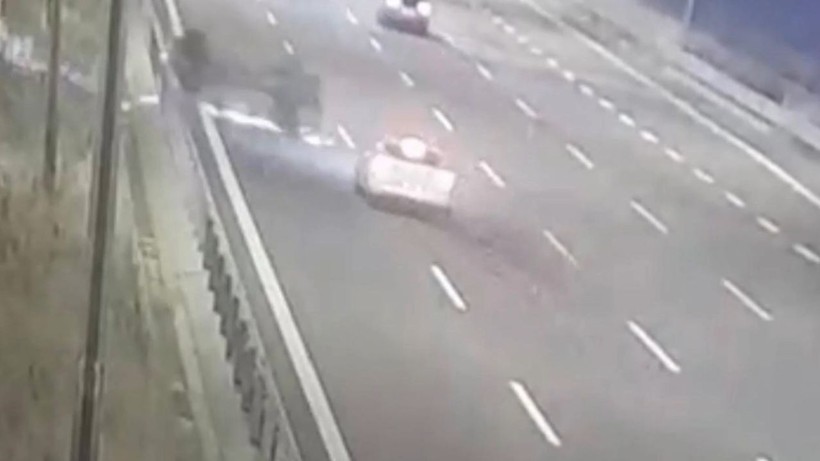 Feci kaza! 9 yaşındaki çocuk taklalar atan otomobilden yola savruldu - Resim: 2