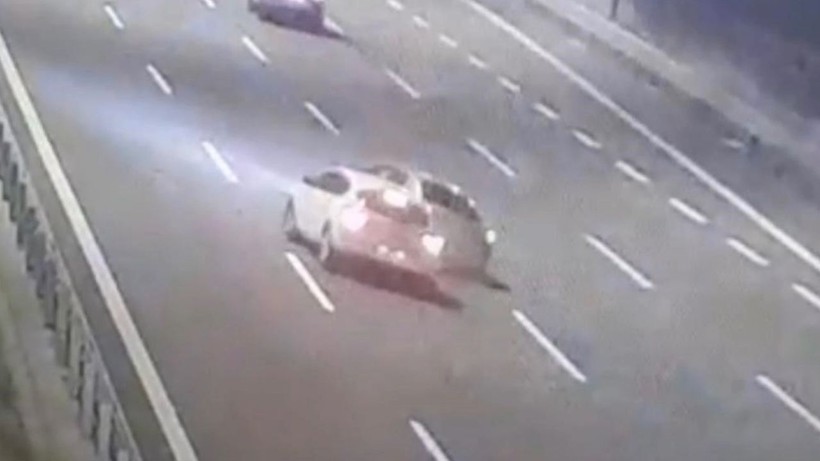 Feci kaza! 9 yaşındaki çocuk taklalar atan otomobilden yola savruldu - Resim: 1