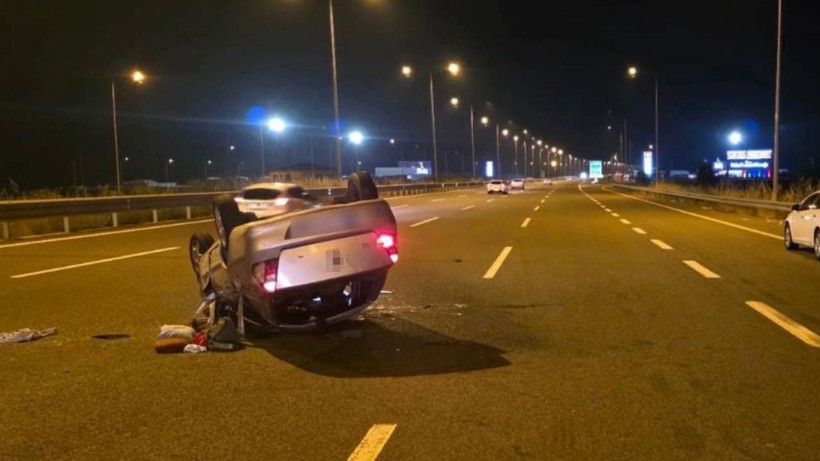 Feci kaza! 9 yaşındaki çocuk taklalar atan otomobilden yola savruldu - Resim: 4