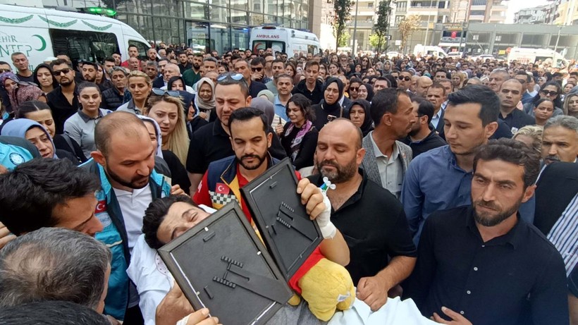 Tarifsiz acı: Eşi ve çocuklarını sedyeden uğurladı - Resim: 1